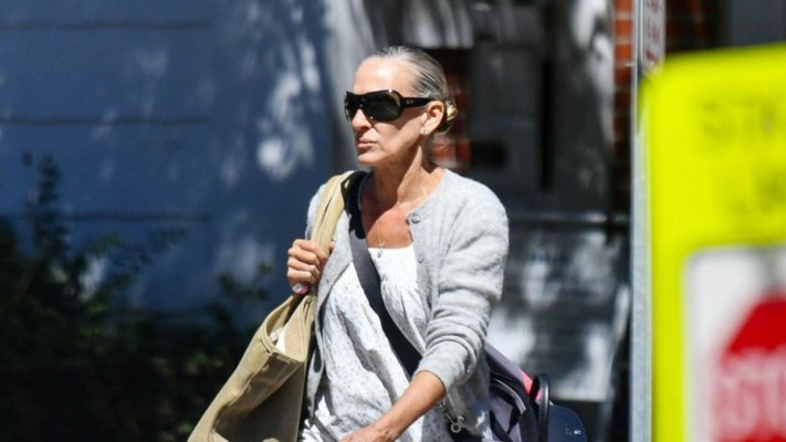 Sarah Jessica Parker, de nerecunoscut pe străzile din Hamptons. Actrița de 60 de ani și-a făcut o schimbare de look