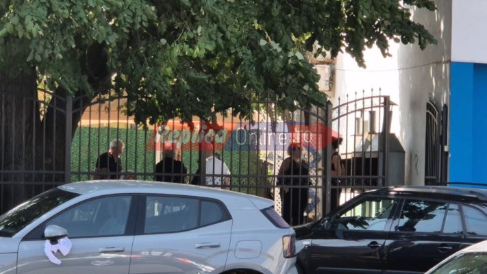 Foștii colegi ai lui Adrian Manole au venit la Casa Albastră să-i aducă un ultim omagiu! Video