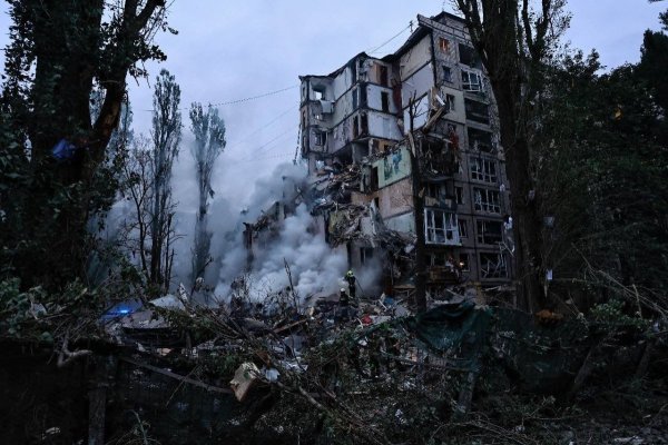 O tânără din Kiev a supraviețuit după ce a fost aruncată de o rachetă de la etajul 9 al unui bloc