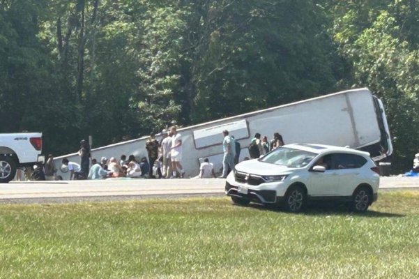 Un autobuz cu turiști care venea de la Cascada Niagara s-a răsturnat în SUA. Sunt mai mulți morți și răniți