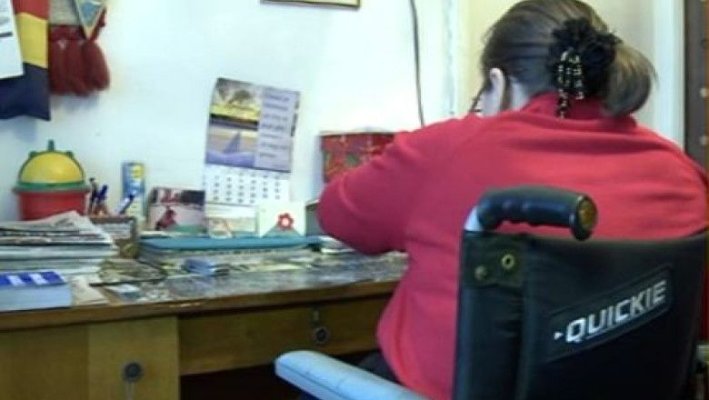 O femeie a fost arestată, după ce și-a terorizat fiica cu handicap. O bătea și o ţinea cu capul sub apă
