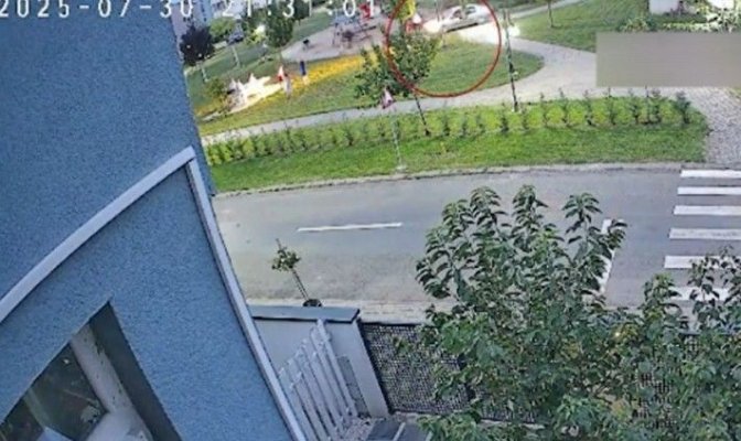 Mai mulți copii pe biciclete au fost fugăriți de un șofer care a intrat cu mașina după ei într-un parc. Video
