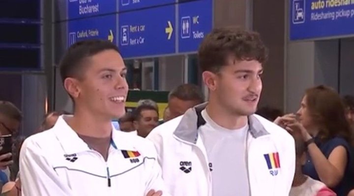 Campionul mondial David Popovici a fost primit cu aplauze la aeroport. „Am reușit să mă autodepășesc“