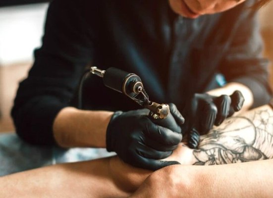 Nou trend periculos pe TikTok: Tinerii își fac tatuaje cu ace de cusut și cu pastă de pix