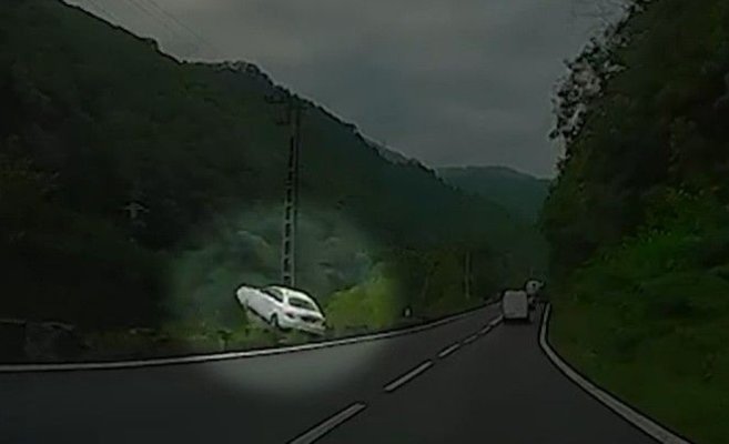 Un șofer a plonjat cu mașina în râul Olt, după ce a ațipit la volan. Video