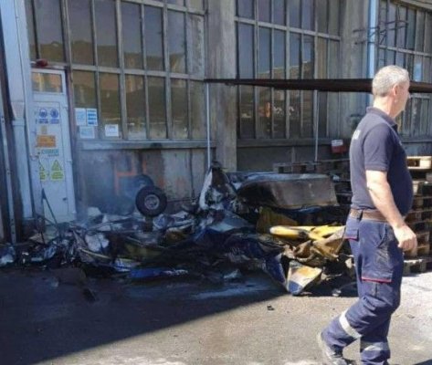 Un avion de mici dimensiuni s-a prăbușit în curtea unei fabrici. Doi oameni au murit