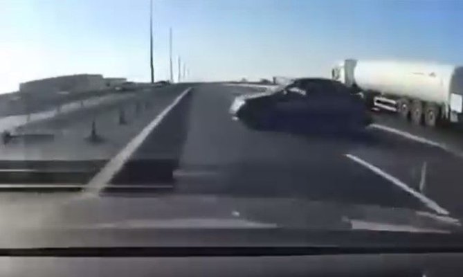Gest inconștient, la peste 130 km/h: Un șofer a întors mașina pe autostradă și a provocat un accident. Video