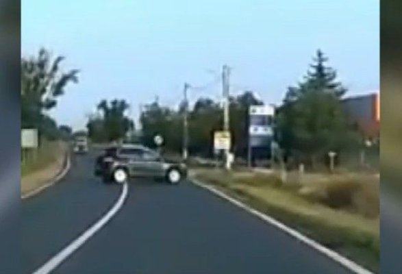 Un șofer inconștient a fost filmat când intră pe contrasens, lovește o mașină și fuge de la locul accidentului. Video