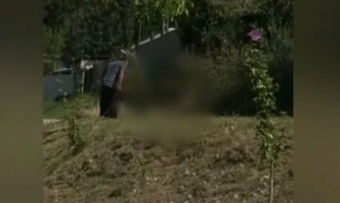 Un bărbat și-a bătut soția pe stradă, cu parul, pentru că a spart un borcan. Video