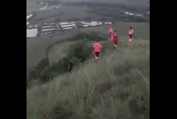 Scene de groază! Un parapantist rămas agăţat de o stâncă, după o aterizare forţată. Video