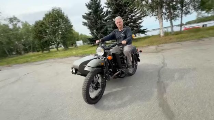 Președintele Vladimir Putin i-a făcut cadou o motocicletă unui bărbat din Alaska