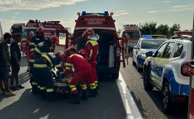 O maşină s-a izbit de parapetul median, pe autostradă. O persoană este inconştientă și alte şase sunt în stare critică