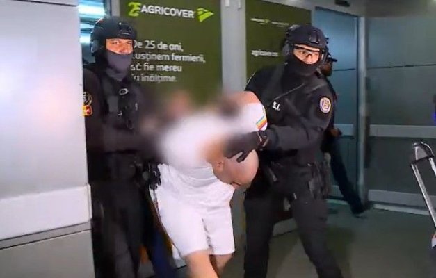Un infractor român periculos, care a încercat să omoare un polițist, a fost adus cu escortă din Norvegia, după ce a fost extrădat. Video