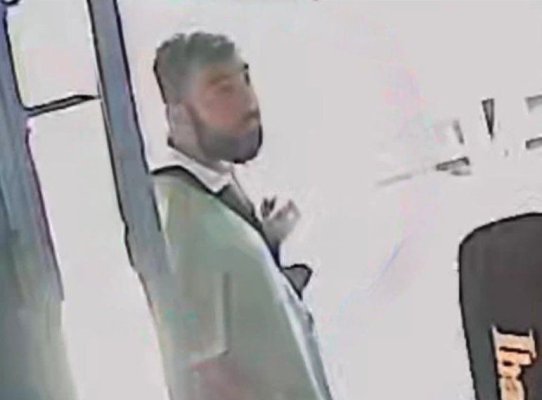 Ce țeapă și-a luat acest hoț! A furat un telefon de la o cafenea și când să-l vândă... surpriză!