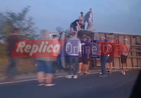 Accident rutier, pe drumul Tulcea - Constanța! Un TIR s-a răsturnat, după o coliziune cu un autoturism. Video