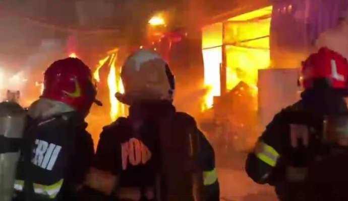 Incendiu puternic la un spaţiu de depozitare de la Complexul Dragonul Roşu din Capitală. A fost emis mesaj Ro-Alert. Video