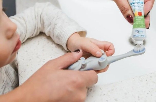 În România, părinții nu cumpără pastă de dinți pentru copii din cauza gustului sau pentru că o consideră ineficientă