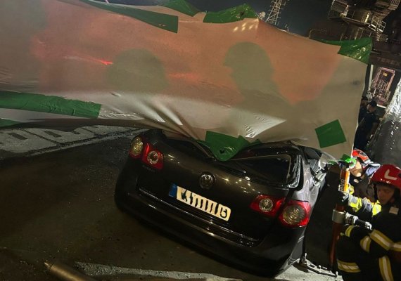 Bărbat de 43 de ani salvat de pompieri după ce un picior de macara căzut în Portul Constanța peste mașina sa 