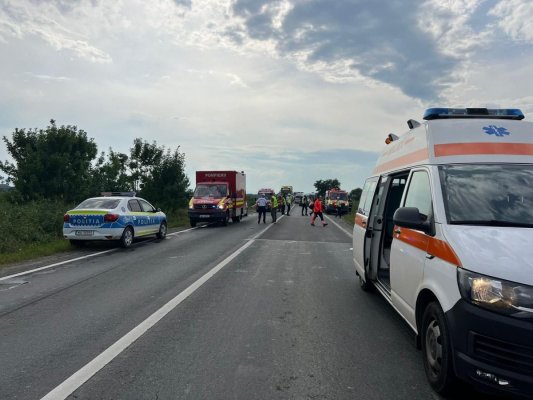Plan roșu de intervenție activat, după o coliziune violentă între un microbuz și un autoturism, pe DN1. Video