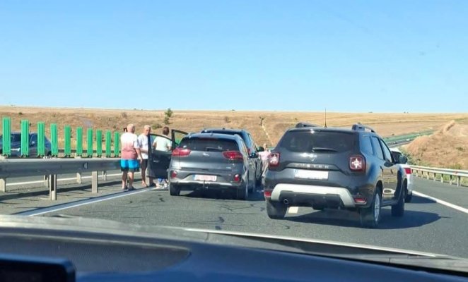 Accident cu trei autoturisme implicate pe A2 spre București