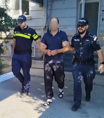 Un bărbat de 41 de ani a fost reținut de polițiști pentru că și-a agresat și amenințat fosta soție