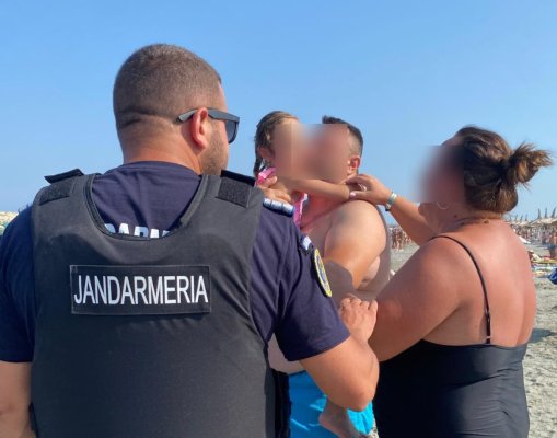 Fetiță de 5 ani rătăcită pe plajă, găsită de jandarmi și reunită cu familia