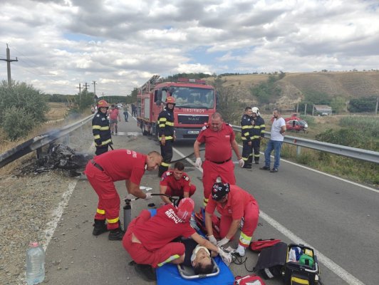 Doi motocicliști au fost implicați într-un accident, la Rasova. Una dintre motociclete a luat foc! Video