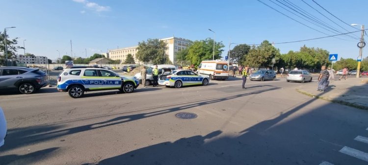 O femeie de 73 de ani a ajuns la spital după ce a fost lovită de o mașină