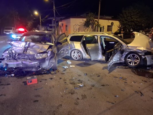 Două mașini s-au făcut praf, pe strada Meșterul Manole. 3 persoane, printre care un minor, au ajuns la spital