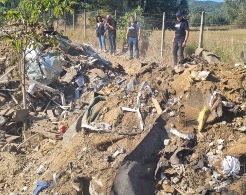 Percheziții la o firmă din Buzău, suspectată că îngropa deşeuri periculoase în locuri neautorizate. Video