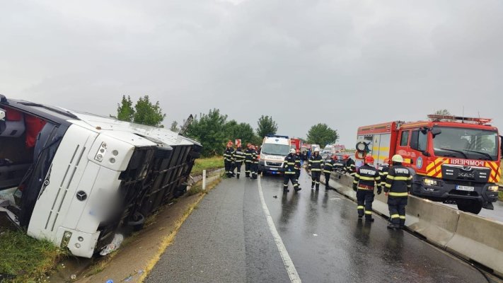 Plan Roșu de Intervenție! Un autocar în care se aflau peste 20 de persoane s-a răsturnat. Video