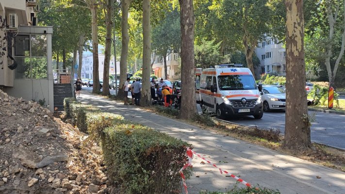 Un bărbat a intrat cu trotineta în copac, în zona Capitol! Video