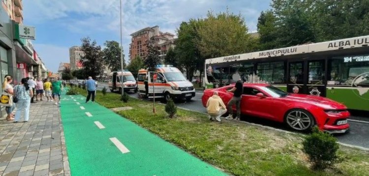 Accident incredibil în Alba Iulia: Un tânăr,care făcea figuri cu bolidul, a izbit în plin două femei care circulau pe trotuar