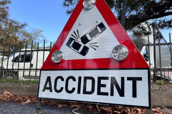 Accident pe DN2A, la ieșire din Nicolae Bălcescu: autoturism răsturnat, fără persoane încarcerate