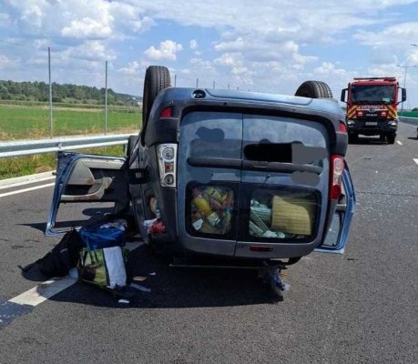Cinci răniţi, între care doi copii de 3 şi 10 ani, după ce un autoturism s-a răsturnat pe autostrada A1