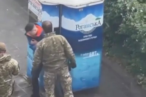 Video revoltător! Recrutorii armatei ucrainene bat un tânăr care refuză să lupte