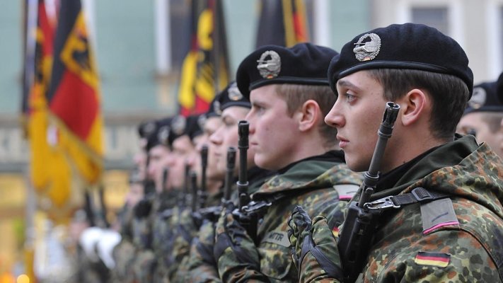 Armata obligatorie, dar plătită cu 2.300 de euro pe lună, miercuri se votează proiectul în Parlament