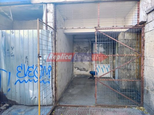 Clădirea Autogării Sud, deținută de familia șefului ARR Constanța, a devenit WC public... pentru boschetari?! Video 