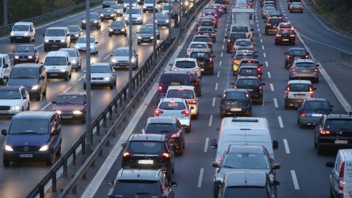 Record! Un şofer a fost prins cu 321 de kilometri la oră, pe autostradă. Ce sancțiune a primit