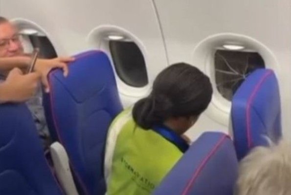 Panică în timpul unei curse Londra–Bacău, după ce un geam spart, din avion, a fost lipit cu scotch!