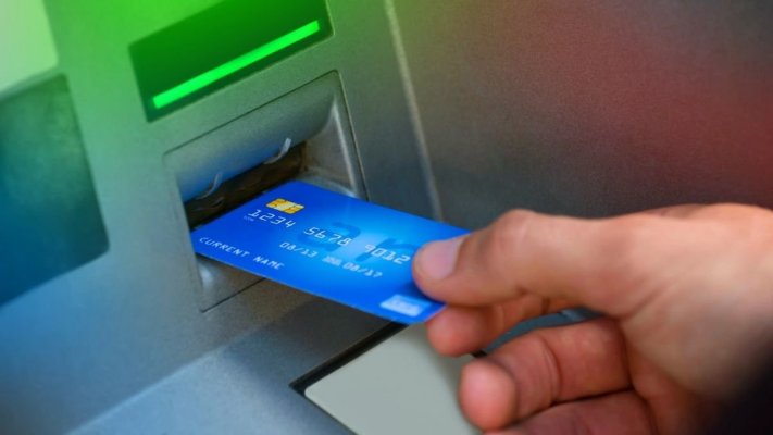 O grupare de români a scos aproape 600.000 de euro ”gratis” din bancomate