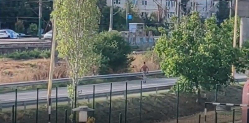 Panica in Poarta 6! Un barbat la bustul gol a aruncat cu pietre in masinile care treceau pe langa el! Video Panica in Poarta 6! Un barbat la bustul gol a aruncat cu pietre in masinile care treceau pe langa el! Video
