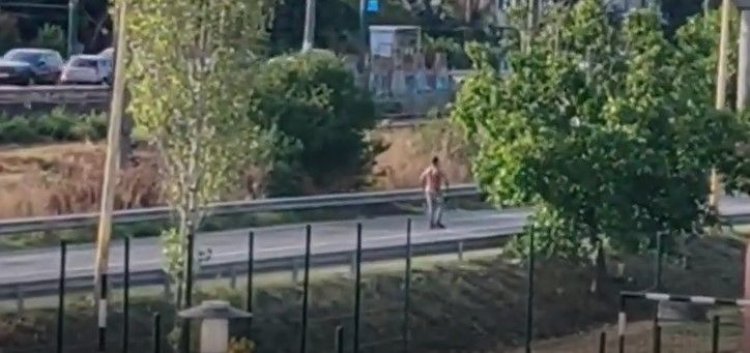 Panică în Poarta 6! Un bărbat la bustul gol a aruncat cu pietre în mașinile care treceau pe lângă el! Video