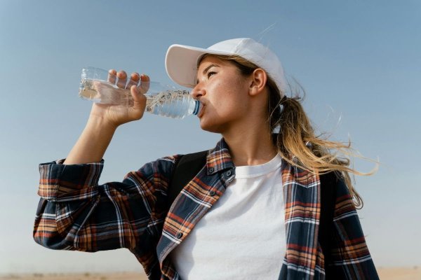 Cutremur în industria apelor minerale: mari branduri, acuzate de înșelarea consumatorilor, care credeau că produsul este obținut natural