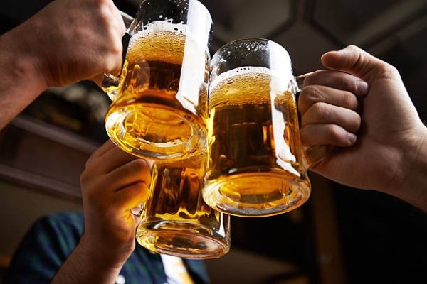 Cu ce asociază românii consumul de bere: Unul din doi consideră că este mai mult decât o băutură