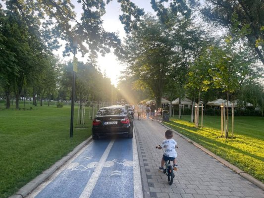 Trei bădărani din Capitală și-au parcat mașinile pe pista pentru biciclete din parcul Tăbăcărie 