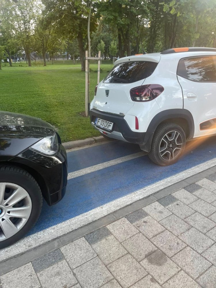 Trei badarani din Capitala si-au parcat masinile pe pista pentru biciclete din parcul Tabacarie Trei badarani din Capitala si-au parcat masinile pe pista pentru biciclete din parcul Tabacarie