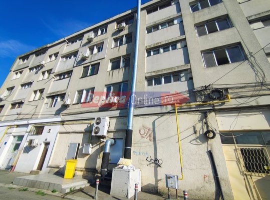 Locatarii din zona Gării nu mai suportă mirosul de mâncare emanat de la restaurantul Kifla. Video