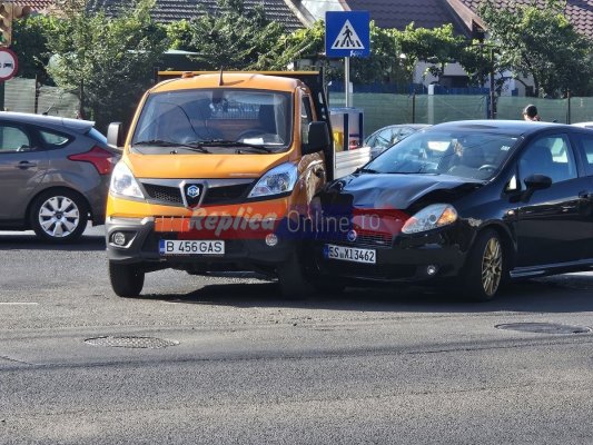 Aproape de tragedie! O mașină încărcată cu butelii a acroșat un autoturism, la Institutul de Marină! Video