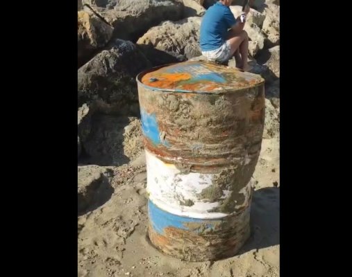 Butoaie cu substanțe industriale au fost aduse de furtună la mal la eforie Sud. Video